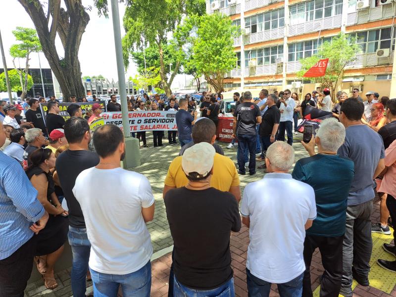 Fórum dos Servidores promove protesto contra os 5% de reajuste