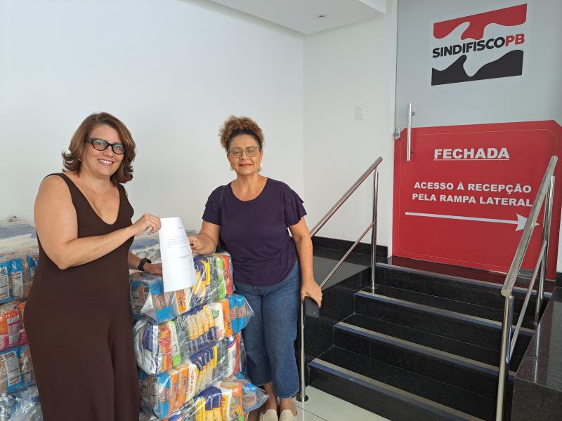 Diretoria entrega cestas-básicas arrecadas no Forró Fiscando